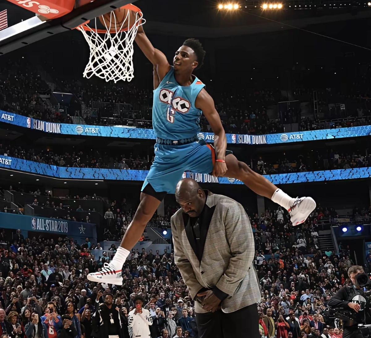 比赛中球员因大力扣篮赢得掌声 比赛中球员因大力扣篮赢得掌声