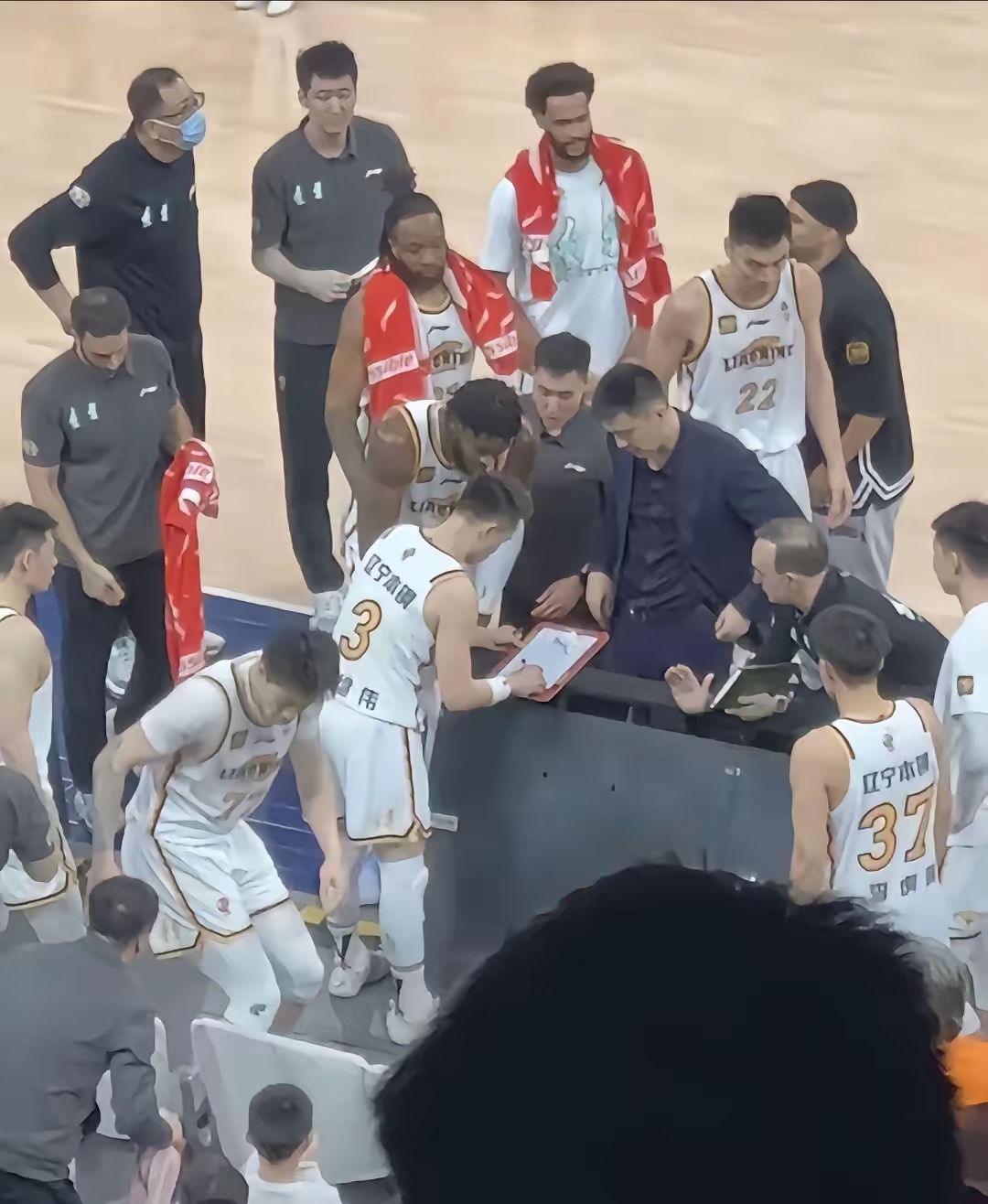 球队遭遇连败,教练组急需调整战术 球队遭遇连败,教练组急需调整战术