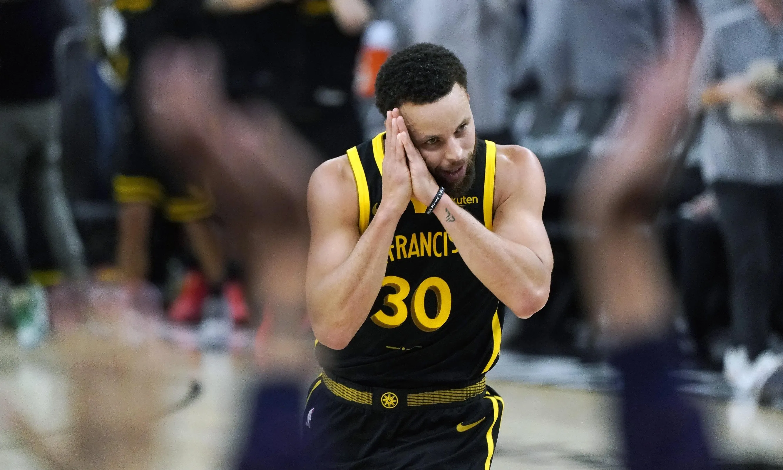 斯蒂芬-库里三分球全开,勇士客场击败马刺的简单介绍 斯蒂芬-库里三分球全开,勇士客场击败马刺的简单介绍