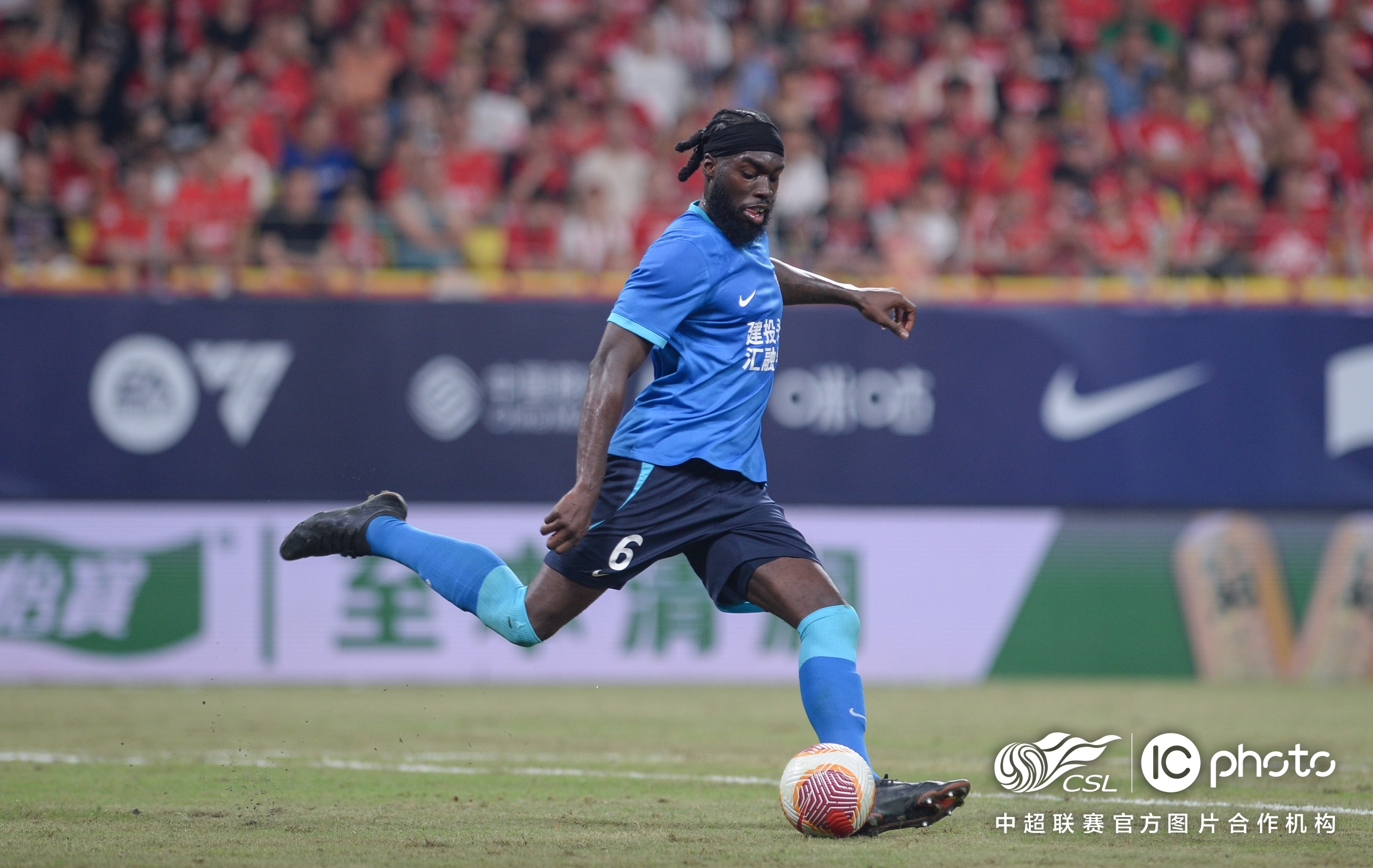 非洲球员在国际职业赛场上崭露头角，表现抢眼