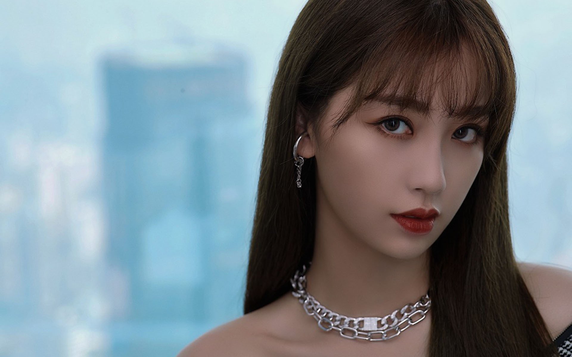 霓虹为幕，暗刃独舞，雨夜激战，谁配称王？